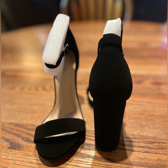 Women’s Soda Shiner Heel - Size 7. - Picture 4 of 5